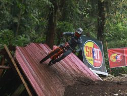 Ratusan Pembalap dari 7 Negara Adu Nyali di Trek Ekstrem Banyuwangi Ijen Geopark Downhill
