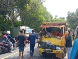 Adu Jangkrik Truk Box Vs Dump Truk, Sopir Terluka