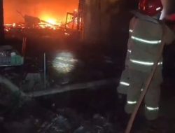Bangunan Bekas KUD Terbakar Hebat, Kerugian mencapai 300 Juta rupiah