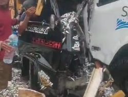 Truk Box adu Moncong dengan Mobil Pikap, Satu Orang Tewas