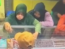 Terekam CCTV, Tiga perempuan mencuri Emas senilai Rp. 40 Juta
