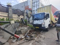Sopir Ngantuk, Truk Box Tabrak Tiang Telkom dan Warung di Genteng Banyuwangi