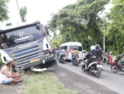 Truk Towing bermuatan Alat Berat Terperosok di Bahu Jalan, Arus lalu lintas Tersendat