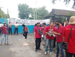 Bentangkan Spanduk “Bupati Jember Rakyatmu Ditindas”, Eks Karyawan PT. SGS Kembali Datangi Pabrik Triplek di Bangsalsari