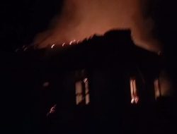 Rumah Warga di Kabat Banyuwangi Terbakar Dini Hari, Kerugian Capai Rp. 100 Juta