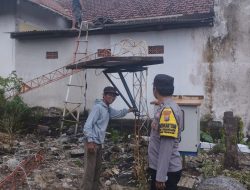 Diterjang Angin Kencang, Rumah Warga Pesanggaran Tertimpa Tower Sirine Tsunami