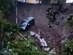 Diguyur Hujan Deras, Sisi Barat Gedung GSB Jember Ambrol, Mobil Dinas Kadiskkminfo Jadi Korban