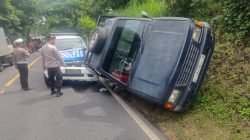 Mobil Polisi Tabrak Pikap hingga Terguling