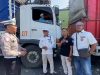 Mantap! Sopir Logistik ‘Disuntik’ Semangat Nasi Bungkus, Polisi Satlantas Polresta Banyuwangi Banjir Apresiasi