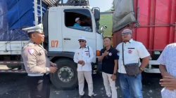 Mantap! Sopir Logistik ‘Disuntik’ Semangat Nasi Bungkus, Polisi Satlantas Polresta Banyuwangi Banjir Apresiasi