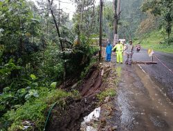 Dipicu Hujan Tinggi, Tebing di Jalur Gumitir Kembali Longsor