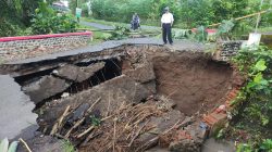 Jembatan Tapansari Sraten Ambrol Diterjang Banjir, Akses Warga Sraten Terputus