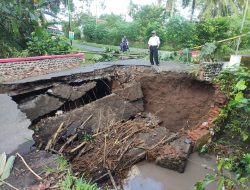 Jembatan Tapansari Sraten Ambrol Diterjang Banjir, Akses Warga Sraten Terputus