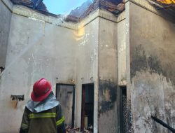 Diduga Baterai Motor Listrik Korslet, Rumah di Wongsorejo Banyuwangi Ludes Terbakar