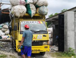 Bau Menyengat dan Bising, Pabrik Pengepresan Plastik Bekas di Keluhkan Warga Puger Kulon