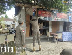 Satpol PP Tertibkan Reklame Insidentil Tanpa Izin di Genteng