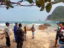 Pria Pencari Ikan Hilang dihempas Ombak Pantai Pulau Merah