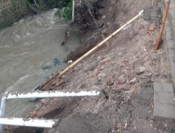 Luapan Sungai Gerus Plengsengan di Sempu Banyuwangi, Nyaris Hantam Bangunan Warga