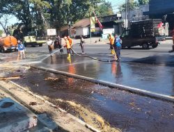 Tetes Tebu Tumpah Sebabkan 6 Pengendara Alami Laka, TRC BPBD Bersama Damkar dan Baret Rescue
