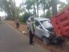 Xenia Terguling di Ladang Cabai Usai Hantam Drainase di Kalibaru Banyuwangi