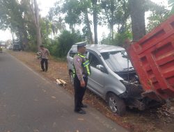 Xenia Terguling di Ladang Cabai Usai Hantam Drainase di Kalibaru Banyuwangi