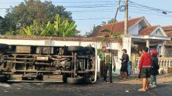 Mobil Rombongan Asal Pamekasan Terguling di Muncar Banyuwangi, 4 Orang Luka-luka