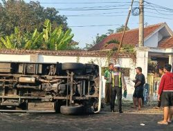 Mobil Rombongan Asal Pamekasan Terguling di Muncar Banyuwangi, 4 Orang Luka-luka